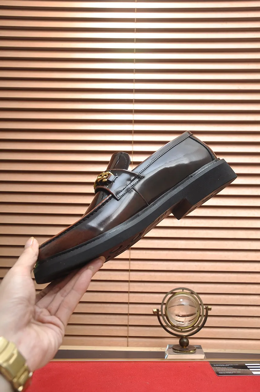 Men's shoes💰540💶Italy's top luxury men's shoe giant (GUCCI) (Gucci) (full cowhide lining) new arrival🍃Original European style🔰 Pleasant to the eye😍In order to make the shoes more durable and non-deformable🌀The production continues to follow traditional methods but there is still no lack of innovation💪Choose original sheepskin for the leather♻️ Smooth and natural And extra bright ⭐Made of imported cowhide, the first choice of rich people 38-45 (45 customized)